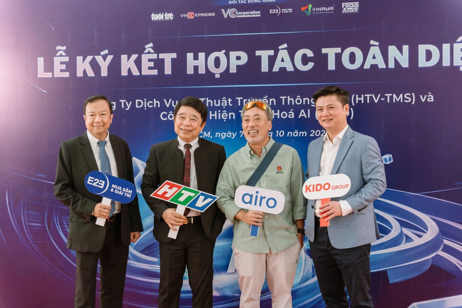 Sự góp mặt của Đạo diễn Nguyễn Quang Dũng tại buổi lễ ký kết.