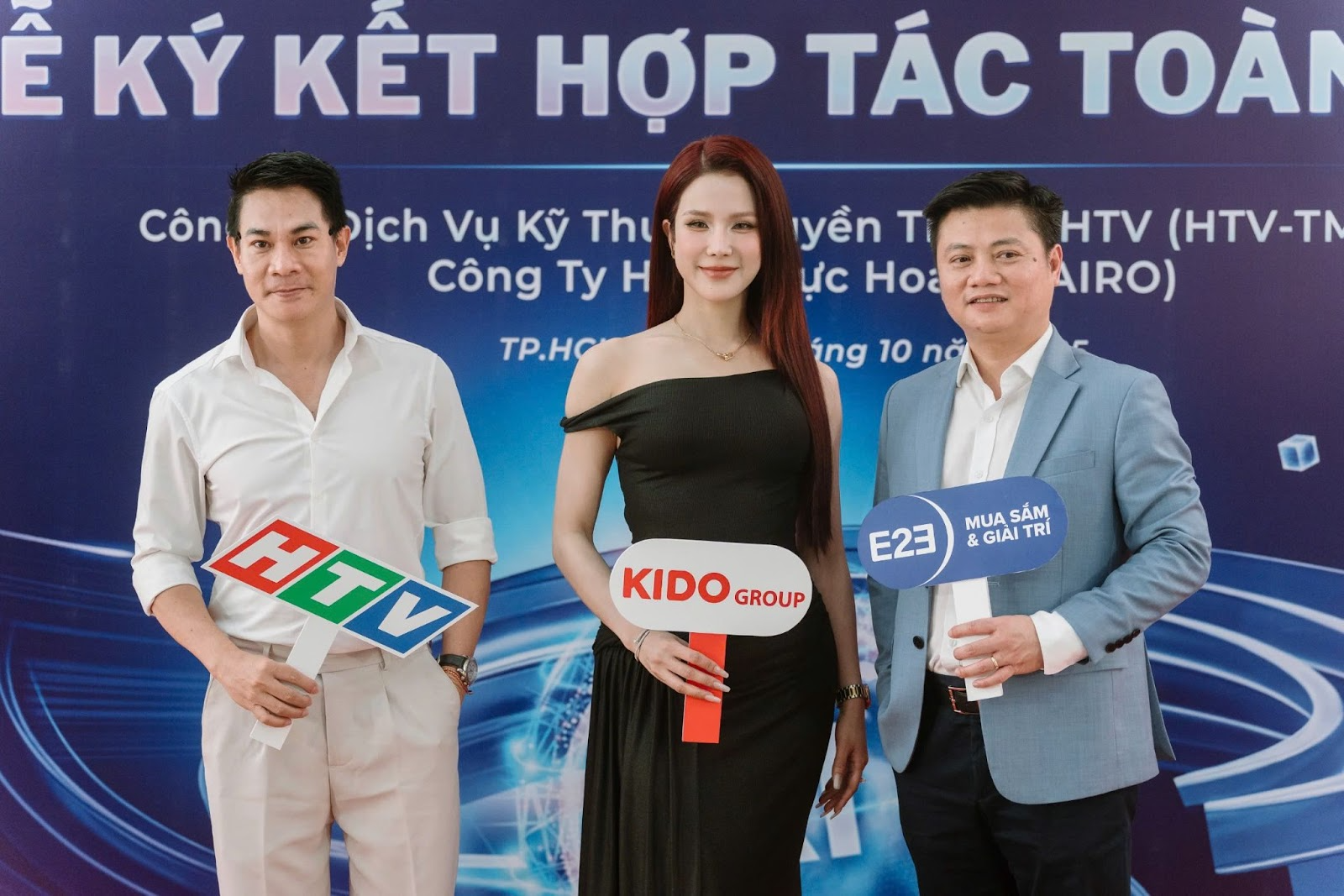 Hình ảnh Ca sĩ, Diễn viên Diệp Lâm Anh chụp hình tại buổi lễ ký kết.