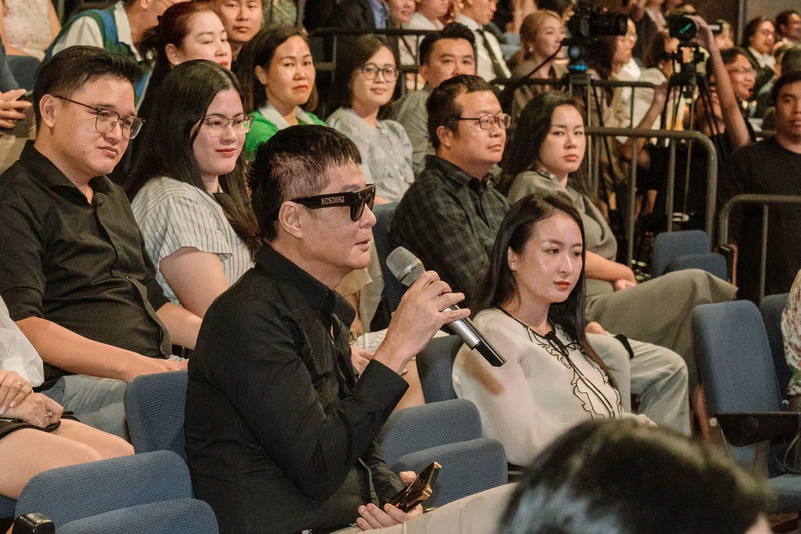 Hình ảnh Đạo diễn Lê Hoàng bày tỏ quan điểm về sự kết hợp của AI với điện ảnh.